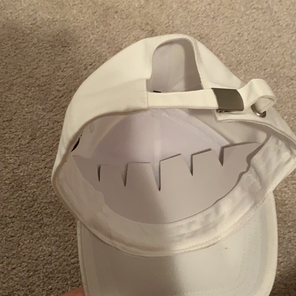 Guess hat - Picture 3 of 3